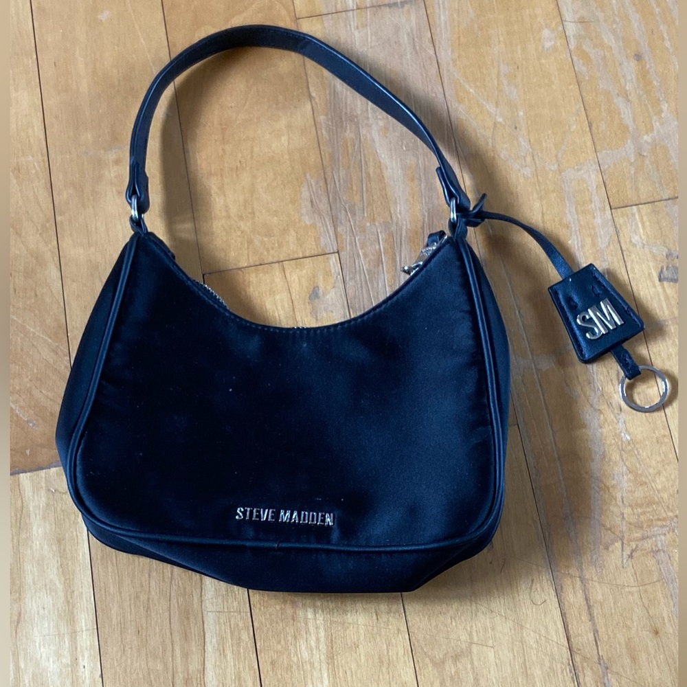 Black shoulder bag, steve madden.